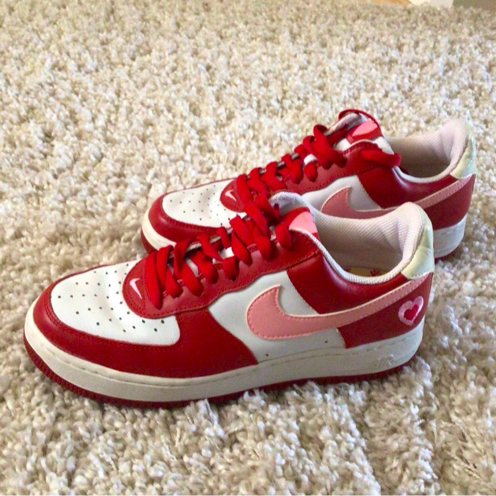 VINTAGE “VALENTINE’S DAY” W AIR FORCE 1 (2004) - Size 9